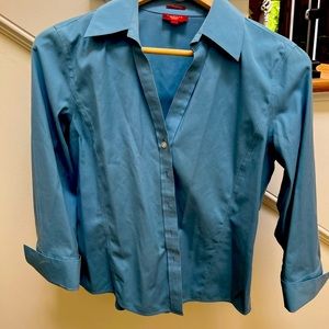 Cotton petite shirt with 3/4 length sleeves and slimming seams in front and back